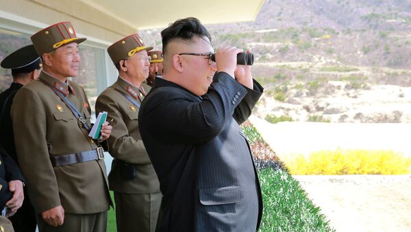 Kim Jong-un, líder norte-coreano observa treinamentos do Exército Popular da Coreia, 13 de abril de 2017 - Sputnik Brasil