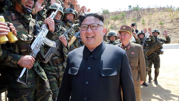 Kim Jong-un, líder norte-coreano, observa treinamentos militares de seu país (foto de arquivo) - Sputnik Brasil