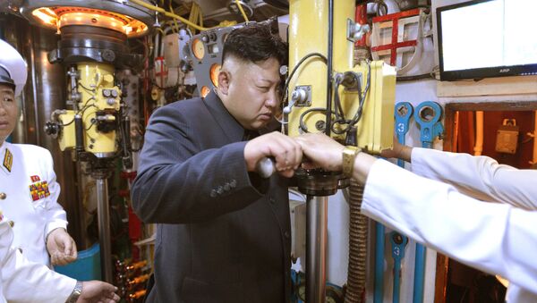 Líder da Coreia do Norte Kim Jong-un em um submarino - Sputnik Brasil