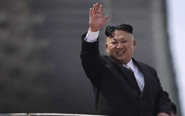 Kim Jong-un acena com a mão em um gesto de saudação durante a parada militar comemorativa do 105º aniversário de Kim Il-sung, em 15 de abril de 2017 - Sputnik Brasil