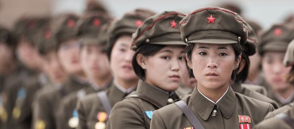 Militares norte-coreanas durante a parada militar em homenagem ao 60º aniversário do fim da Guerra da Coreia, 2013 - Sputnik Brasil