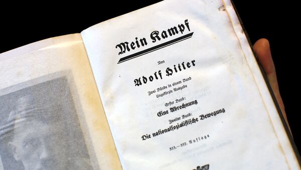 Uma cópia do livro de Adolf Hitler Mein Kampf de 1940, Berlim, Alemanha, 16 de dezembro de 2015 - Sputnik Brasil