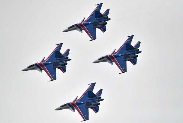 Caças multifuncionais Su-30SM do grupo de alta pilotagem Russkie Vityazi durante um ensaio da parte aérea da parada de 9 de maio, Dia da Vitória - Sputnik Brasil