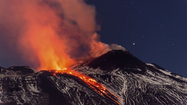 Fluxos de lava durante uma erupção do vulcão Etna na Itália - Sputnik Brasil