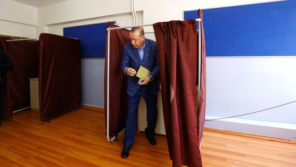 O presidente turco Erdogan deixa uma cabine de votação durante o referendo em Istambul, Turquia, 16 de abril de 2017. - Sputnik Brasil