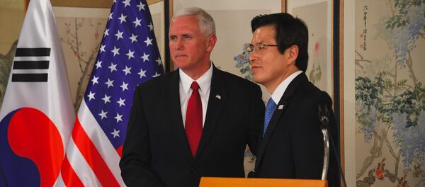 O vice-presidente norte-americano Mike Pence aperta as mãos com o presidente interino Hwang Kyo-Ahn durante uma coletiva de imprensa após a reunião em Seul em 17 de abril de 2017. - Sputnik Brasil