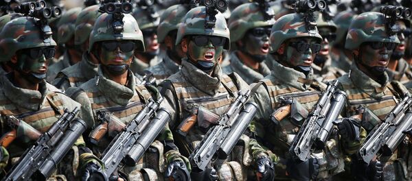 Военный парад, посвященный 105-летию со дня рождения Ким Ир Сена в Пхеньяне, Северная Корея - Sputnik Brasil