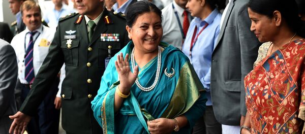 A President do Nepal Bidya Devi Bhandari chega ao aeroporto internacional Indira Gandhi em Nova Deli em April 17, 2017 A President do Nepal Bidya Devi Bhandari chega ao aeroporto internacional Indira Gandhi em Nova Deli em April 17, 2017 - Sputnik Brasil