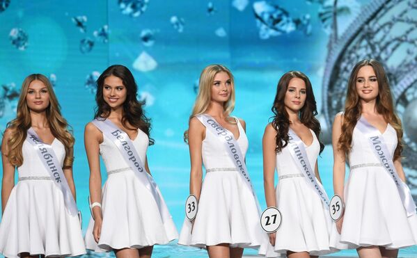 O desfile das finalistas do concurso de beleza Miss Rússia 2017, vestidas de branco, no salão de concerto Barvikha - Sputnik Brasil