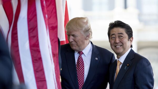 Presidente norte-americano Donald Trump cumprimenta o premiê japonês Shinzo Abe (foto de arquivo) - Sputnik Brasil