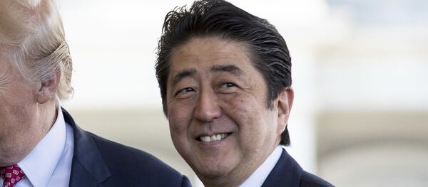Presidente norte-americano Donald Trump cumprimenta o premiê japonês Shinzo Abe - Sputnik Brasil
