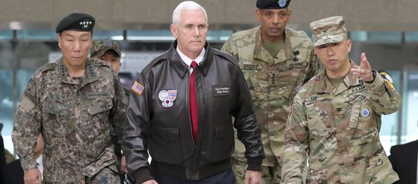 Vice-presidente dos EUA, Mike Pence, durante visita à Coreia do Sul, 17 de abril de 2018 - Sputnik Brasil