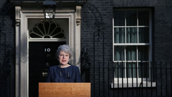 Premiê britânica, Theresa May, fala em frente do número 10 de Downing Street, ou seja, sua residência oficial, em 18 de abril de 2017 - Sputnik Brasil