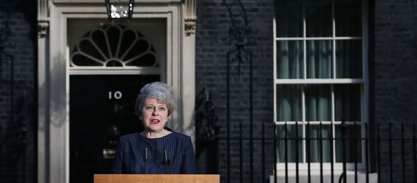 Premiê britânica, Theresa May, fala em frente do número 10 de Downing Street, ou seja, sua residência oficial, em 18 de abril de 2017 Premiê britânica, Theresa May, fala em frente do número 10 de Downing Street, ou seja, sua residência oficial, em 18 de abril de 2017 - Sputnik Brasil
