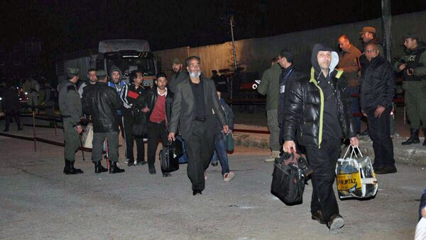 Militantes, que lutam contra o governo sírio, rumo a um ônibus para deixar o bairro Al Waer, o último dominado por militantes na província de Homs, Síria. - Sputnik Brasil