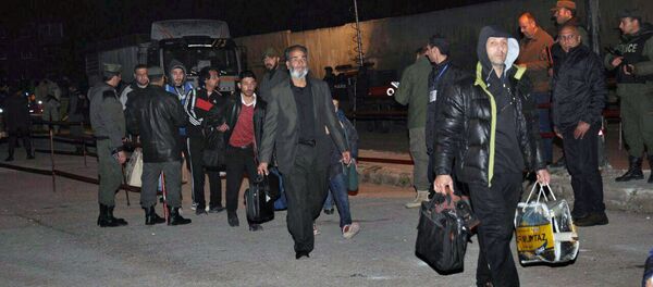 Militantes, que lutam contra o governo sírio, rumo a um ônibus para deixar o bairro Al Waer, o último dominado por militantes na província de Homs, Síria. - Sputnik Brasil