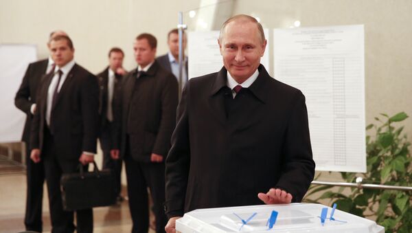 O presidente da Rússia, Vladimir Putin, visita zona eleitoral durante eleições parlamentares em Moscou, 18 de setembro de 2016 - Sputnik Brasil