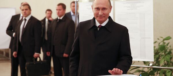 O presidente da Rússia, Vladimir Putin, visita zona eleitoral durante eleições parlamentares em Moscou, 18 de setembro de 2016 - Sputnik Brasil