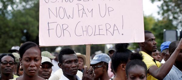 Haitianos protestam para exigir à MINUSTAH (Missão de Estabilização das Nações Unidas no Haiti) que pague pelo surto de cólera no Haiti em 2010 durante uma manifestação em Port-au-Prince, Haiti. Foto tirada em 15 de fevereiro de 2017. - Sputnik Brasil