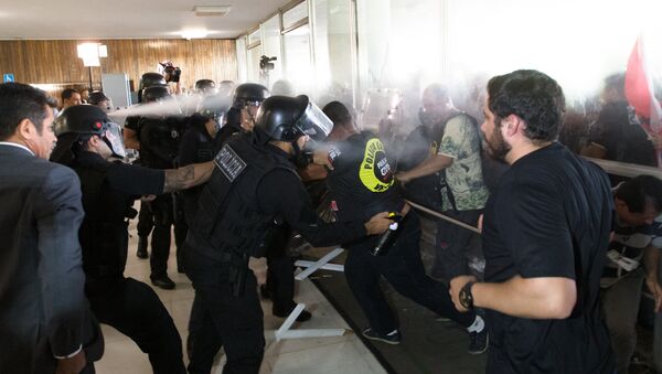 Policiais civis invadem a Câmara dos Deputados - Sputnik Brasil