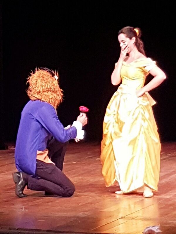 'Fera' vira príncipe, invade palco de teatro e pede namorada 'Bela' em casamento - Sputnik Brasil