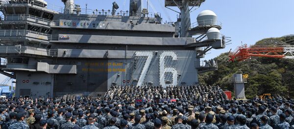 O vice-presidente norte-americano, Mike Pence, que atualmente está no Japão, manifestou-se no porta-aviões Ronald Reagan, que foi deslocado para base militar de Yokosuka - Sputnik Brasil