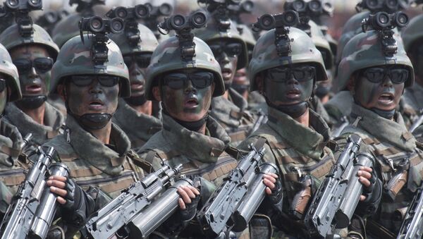 Esta foto mostra militares durante o desfile militar comemorando os 105 anos de nascimento de Kim Il-sung - Sputnik Brasil
