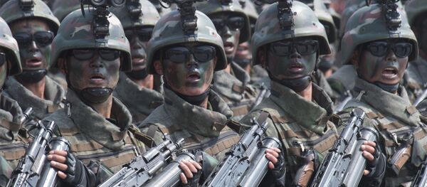 Esta foto mostra militares durante o desfile militar comemorando os 105 anos de nascimento de Kim Il-sung - Sputnik Brasil