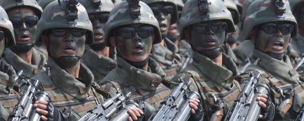 Esta foto mostra militares durante o desfile militar comemorando os 105 anos de nascimento de Kim Il-sung - Sputnik Brasil