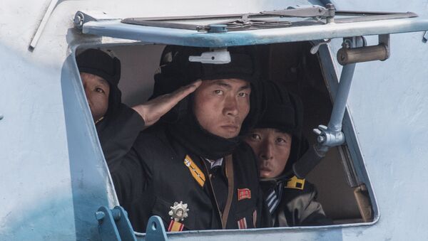 Militares norte-coreanos são vistos dentro de um veículo militar durante os festejos para comemorar os 105 anos de nascimento de Kim Jong-il - Sputnik Brasil