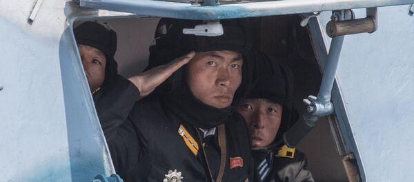 Militares norte-coreanos são vistos dentro de um veículo militar durante os festejos para comemorar os 105 anos de nascimento de Kim Jong-il - Sputnik Brasil