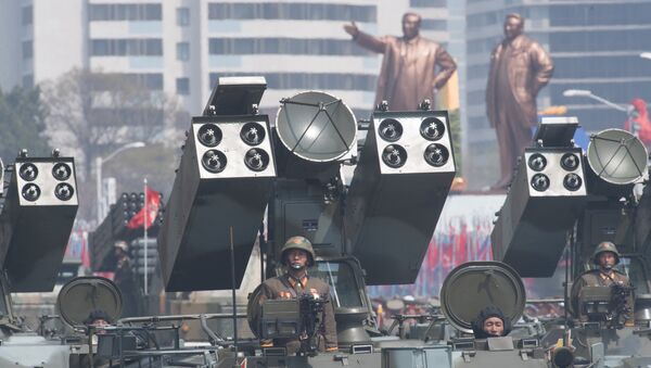 Um complexo de defesa antiaérea do Exército Popular da Coreia é visto durante o desfile dos 105 anos de nascimento de Kim Jong-il 9 (foto de aqruvio) - Sputnik Brasil