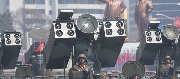 Um complexo de defesa antiaérea do Exército Popular da Coreia é visto durante o desfile dos 105 anos de nascimento de Kim Jong-il - Sputnik Brasil