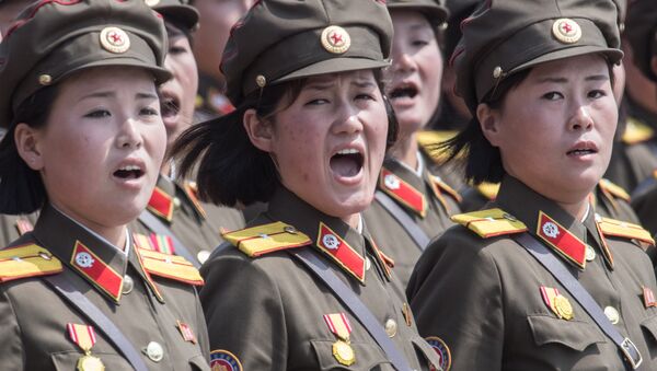Mulheres militares do Exército Popular da Coreia são vistas cantando durante as celebrações do 105 aniversário de Kim Jong-il, fundador da República Popular Democrática da Coreia em abril de 2017 - Sputnik Brasil