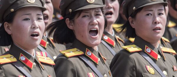 Mulheres militares do Exército Popular da Coreia são vistas cantando durante as celebrações do 105 aniversário de Kim Jong-il, fundador da República Popular Democrática da Coreia em abril de 2017 - Sputnik Brasil