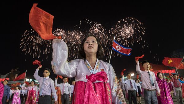 Uma mulher participa dos festejos comemorando os 105 anos de nascimento de Kim Jong-il - Sputnik Brasil