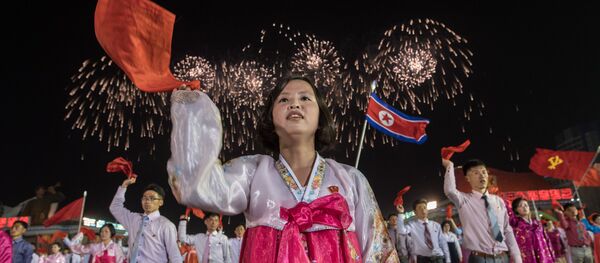 Uma mulher participa dos festejos comemorando os 105 anos de nascimento de Kim Jong-il - Sputnik Brasil