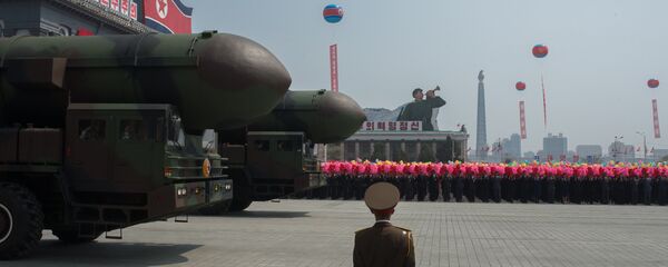 Exército Popular da Coreia apresenta, em desfile, complexos de lançamento de mísseis balísticos intercontinentais em abril de 2017 Exército Popular da Coreia apresenta, em desfile, complexos de lançamento de mísseis balísticos intercontinentais em abril de 2017 - Sputnik Brasil
