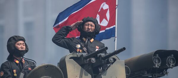 Militares são vistos em cima de um blindado durante festejos do 105 aniversário de Kim Il-sung - Sputnik Brasil