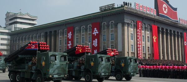 Um grupo de lançadores múltiplos de foguetes M-1985 do Exército Popular da Coreia é visto durante desfile militar em finais de abril em Pyongyang - Sputnik Brasil