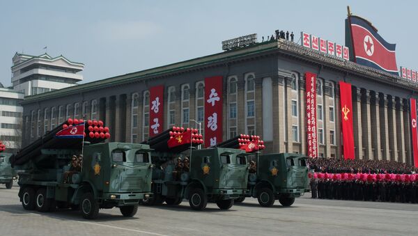 Um grupo de lançadores múltiplos de foguetes M-1985 do Exército Popular da Coreia é visto durante desfile militar em finais de abril em Pyongyang - Sputnik Brasil