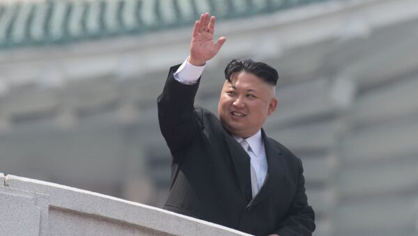 Kim Jong-un durante parada militar dedicada ao 105 aniversário do seu avô, Kim Il-sung, Pyongyang,  15 de abril de 2017 - Sputnik Brasil