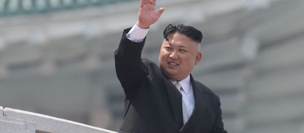Kim Jong-un durante parada militar dedicada ao 105 aniversário do seu avô, Kim Il-sung, Pyongyang, 15 de abril de 2017 Kim Jong-un durante parada militar dedicada ao 105 aniversário do seu avô, Kim Il-sung, Pyongyang, 15 de abril de 2017 - Sputnik Brasil
