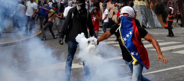 Manifestantes da oposição em confronto com a polícia durante a chamada mãe de todas as marchas contra o presidente da Venezuela, Nicolas Maduro, em Caracas Manifestantes da oposição em confronto com a polícia durante a chamada mãe de todas as marchas contra o presidente da Venezuela, Nicolas Maduro, em Caracas - Sputnik Brasil