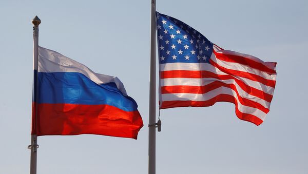 National flags of Russia and the US fly at Vnukovo International Airport in Moscow, Russia April 11, 2017 - Sputnik Brasil