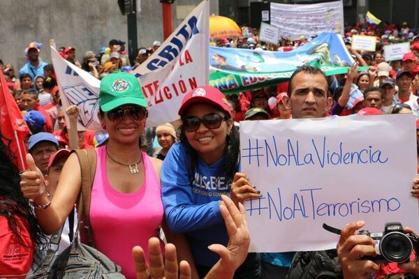 'Não à violência. Não ao terrorismo', pede manifestante - Sputnik Brasil