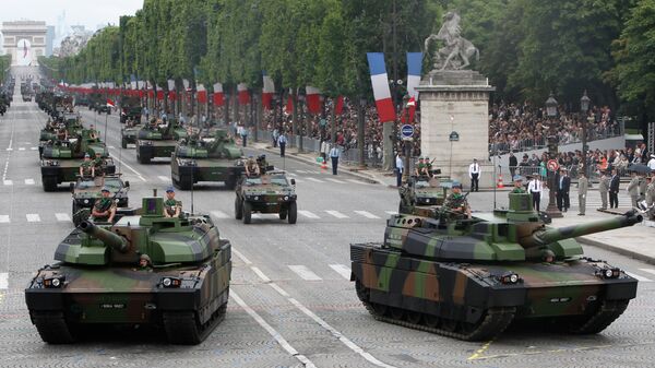 Tanques Leclerc em parada no Dia da Bastilha, na Champs-Elysees, em Paris, França (arquivo) - Sputnik Brasil