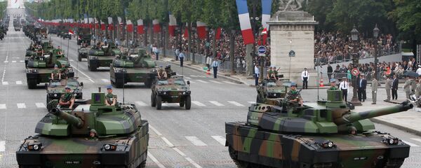 Tanques Leclerc em parada no Dia da Bastilha, na Champs-Elysees, em Paris, França - Sputnik Brasil