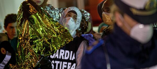 Imigrante desembarca no porto de Pozzallo, Itália, em 20 de abril de 2015 - Sputnik Brasil