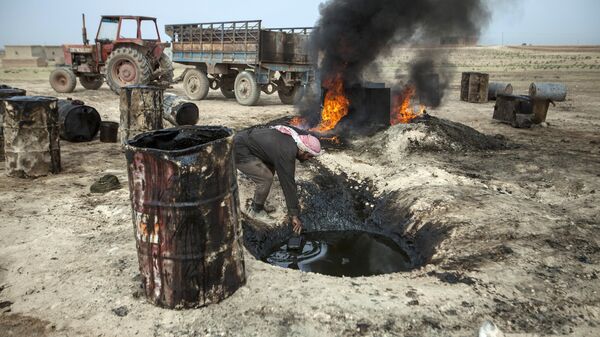 Homem trabalha em uma refinaria de petróleo improvisada em Raqqa, na Síria - Sputnik Brasil